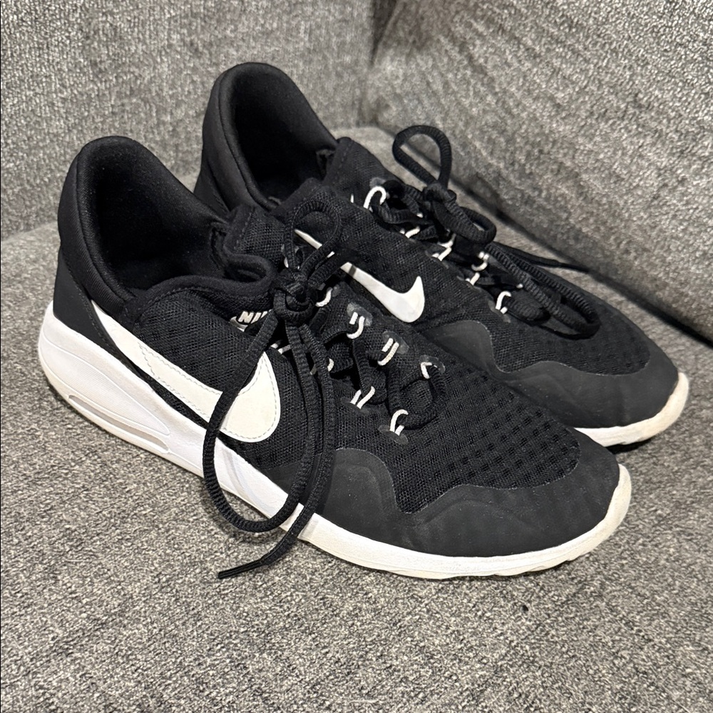 Nike Women's Black and White Athletic Shoes